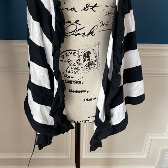 Black and white ruffle top - Picture 3 of 4